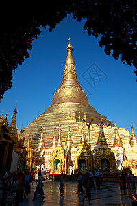 Shwedagon 塔寺地标天空宗教游客宝塔佛塔精神框架寺庙金子图片