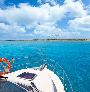 Formentera岛重要海滩上的船胰岛游艇海洋假期娱乐血管旅行海岸线奢华蓝色图片