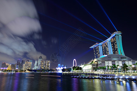 新加坡夜间建造市中心城市生活景观旅游鱼尾狮反射摩天大楼天际图片