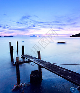 夕阳码头太阳假期海岸蓝色海洋时刻海浪金子反射旅行图片