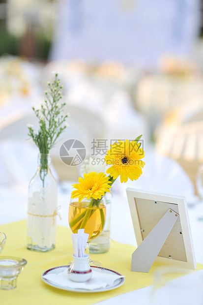 婚礼桌桌植物群宴会花束念日舞会玻璃用餐雏菊接待格柏图片