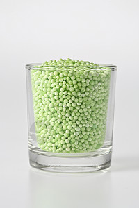 玻璃杯中的斯塔克旗帜食物绿色碳水甜点化合物宏观淀粉珍珠小吃图片
