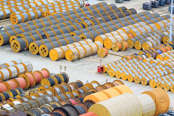 地板上的电缆滚动和变压器设施金属布线精力活力纤维城市电压管子工业图片