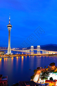 夜里市风与著名的旅行塔 在澳门河附近市中心蓝色反射建筑海浪摩天大楼建造大厦建筑学地标图片