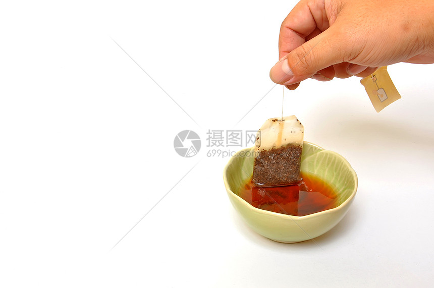 一杯茶草本植物茶包黑色餐具白色食物玻璃叶子早餐厨房图片