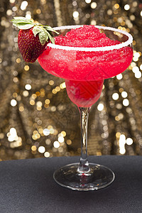 草莓玛格丽塔鸡尾酒玻璃饮料派对工作室反射水果果汁液体图片
