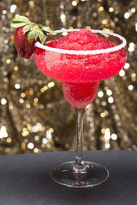 草莓玛格丽塔鸡尾酒工作室果汁玻璃饮料派对反射水果液体图片