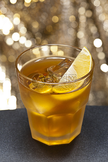 鸡尾酒琥珀色热带柠檬冰块静物黄色水果玻璃威士忌影棚图片