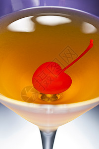 鸡尾酒红色黄色饮料琥珀色影棚静物液体热带金子图片