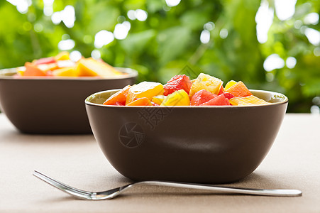 一碗混合热带水果沙拉种子食物西瓜甜点营养午餐维生素早餐立方体盘子背景图片