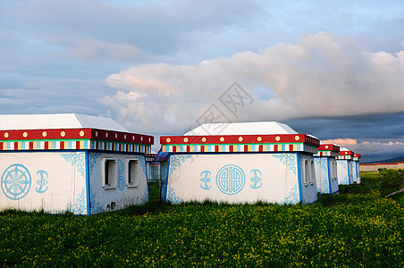 草地上的蒙古人帐篷天空白色蒙古包旅行建筑学花朵戈壁文化公园游牧民族图片