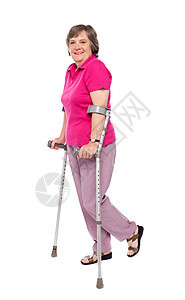 带着拐杖走着微笑的老妇人图片