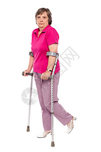 带拐杖的不幸残疾妇女图片