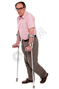 有两根拐杖的压抑老年男子图片
