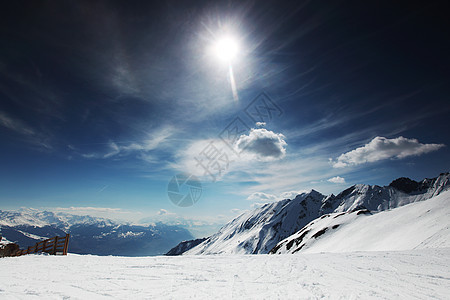山上有高山运动滑雪天空活动季节顶峰冰川岩石旅游风景图片