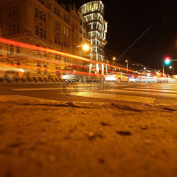 夜夜市街运动城市辉光景观蓝色汽车市中心驾驶速度场景图片