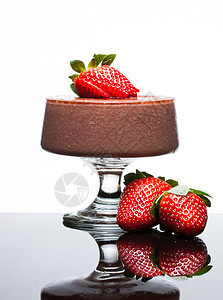 巧克力小甜点加草莓棕色食物反射餐厅桌子美食食谱反光红色树叶图片