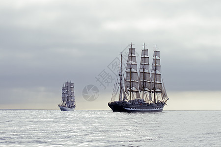 高山轮船海军帆船赛天空海景旅行桅杆风帆蓝色巡航历史性图片