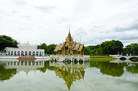 塞拉泰语反射公园叶子情调寺庙花园旅行异国天空金子图片