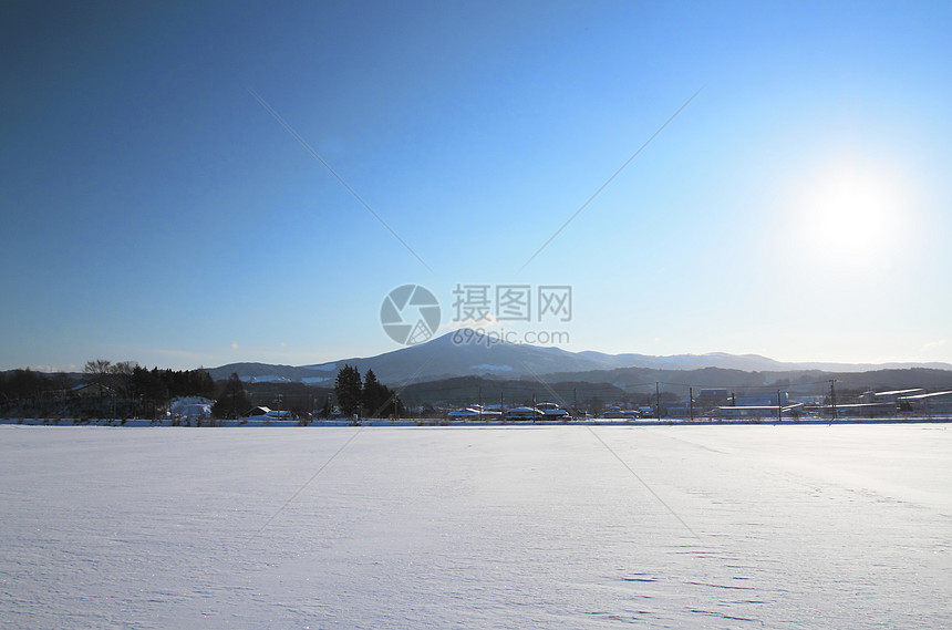 雪田和山丘白色天空场地旅行日落太阳蓝色阳光雪原图片