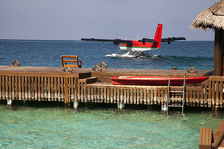 飞机航空螺旋桨白色双胞胎旅行蓝色天空码头水上飞机航班图片