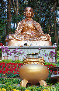在泰国的金佛像背景图片