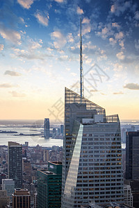 日落时的现代摩天大楼 鸟类视图图片