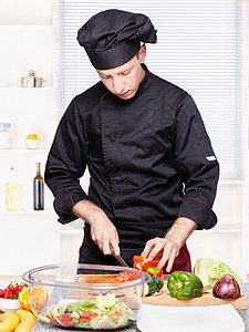 厨师在厨房切胡椒图片