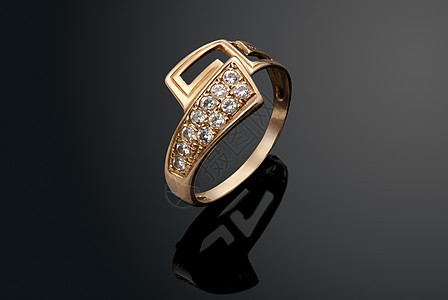 带钻石的金戒指展示宝藏金子宝石饰品项链戒指奢华礼物魅力图片