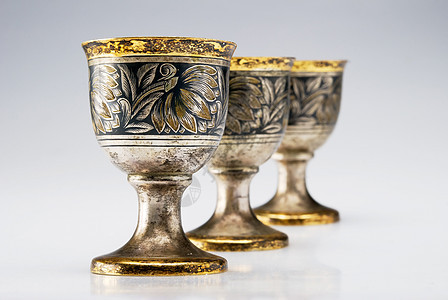 三个古老的葡萄酒杯杯子酒精金属宏观白色金子风格曲线装饰品装饰图片