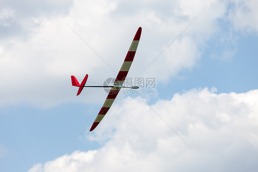 RC滑翔机在蓝天空中飞行收音机航空蓝色天线闲暇螺旋桨爱好飞行员高度控制图片
