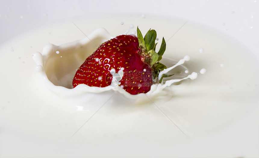 奶中草莓图片