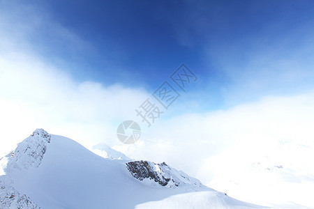 平面顶部爬坡旅行阳光高山运动蓝色冻结顶峰远足岩石图片