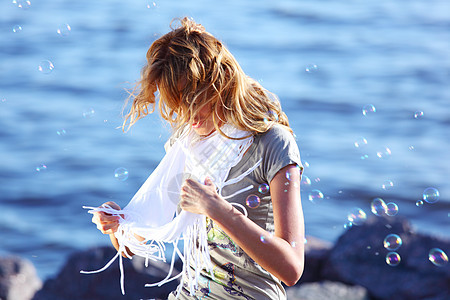 海边金发天空自由海浪微笑热带跑步蓝色旅游女孩享受图片