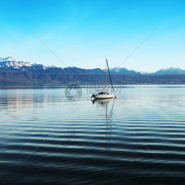 湖上游艇涟漪海岸线反射偏光片环境天空远景场景帆船山脉图片