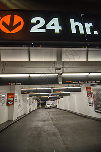 纽约市-3月9日 停车24小时标志显示停车场图片
