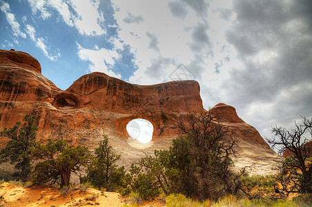 美国犹他州阿切斯国家公园风景石头红色岩石侵蚀地形公园编队孤独山脉荒野图片