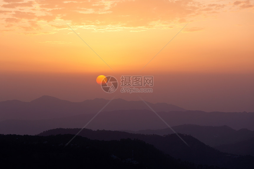 山中日落山脉丘陵天空阳光风景太阳图片