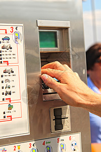 公共运输常用的售票自动售票机身体管子案卷信用卡民众公共汽车一部分手指等距打印图片