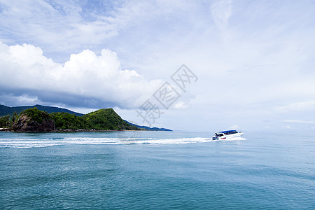 海上轮船海岸线快艇男人运动旅行地平线驾驶摩托艇发动机海浪图片