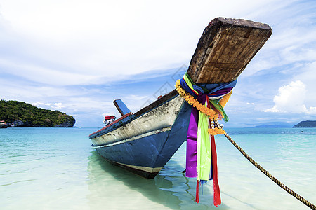 泰国Samui岛沙滩上坐着长尾船尾巴海滩岩石海景娱乐天堂运输海洋热带海岸图片