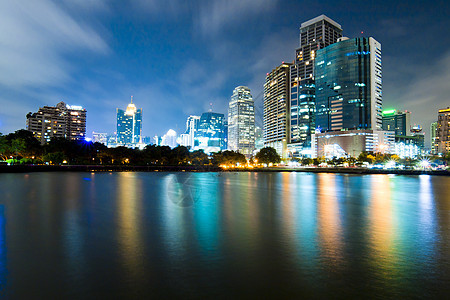 晚上在曼谷市中心市中心 夜里有天线的反射 邦克景观摩天大楼全景财产公园建筑高楼旅游办公室旅行图片