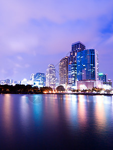 晚上在曼谷市中心市中心 夜里有天线的反射 邦克摩天大楼公园城市商业天空景观阴影财产公寓办公室图片
