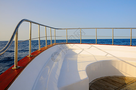 游艇牌客舱卧房码头气候天空阳光财富舷窗航行旅行图片