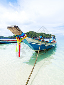 泰国Samui岛沙滩上坐着长尾船运输天堂海浪岩石热带尾巴海岸娱乐蓝色海景图片