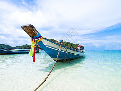 泰国Samui岛沙滩上坐着长尾船旅行热带蓝色运输海景尾巴海滩水晶娱乐天堂图片