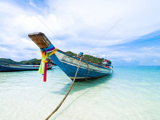 泰国Samui岛沙滩上坐着长尾船旅行热带蓝色运输海景尾巴海滩水晶娱乐天堂图片