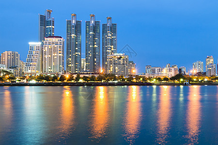 晚上在曼谷市中心市中心 夜里有天线的反射 邦克财产公寓旅行城市景观高楼阴影办公室全景公园图片