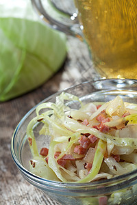 在玻璃碗里吃白菜沙拉火腿食物萝卜种子营养盘子香料啤酒洋葱白色图片