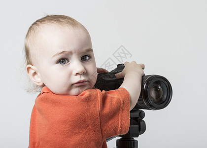 带数码相机的幼儿儿童照片相机背景镜片婴儿摄影师灰色技术摄影图片
